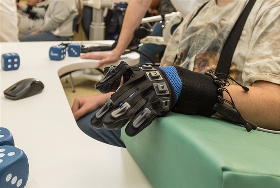 Lidem po mozkové píhod pomáhá s rehabilitací robotická ruka. Metodu...
