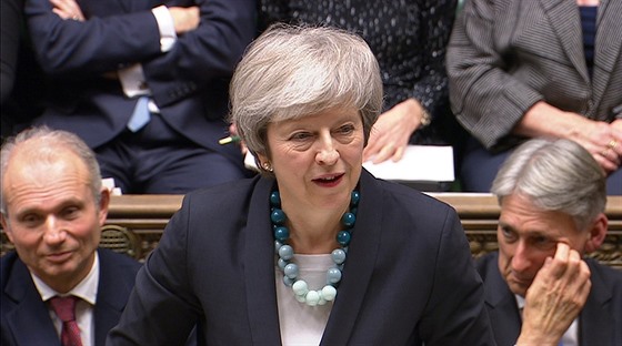 Britská premiérka Theresa Mayová pi vstoupení v parlamentu (10. 12. 2018)