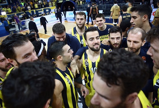 Hrái Fenerbahce Istanbul slaví výhru nad Milánem.