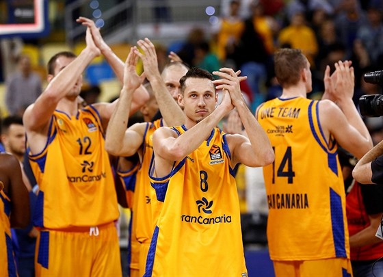 Basketbalisté Gran Canarie slaví výhru. Fandm tleskají Ondej Balvín (12),...