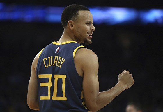 Stephen Curry z Golden State slaví proti Memphisu.