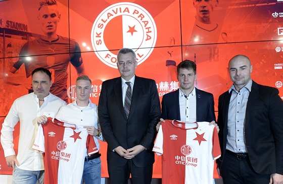 Pedseda klubu Jaroslav Tvrdík (uprosted), trenér Jindich Trpiovský (vlevo)...