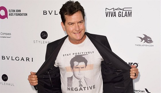 Charlie Sheen dorazil na veírek AIDS Foundation Oscars Party, který poádal...