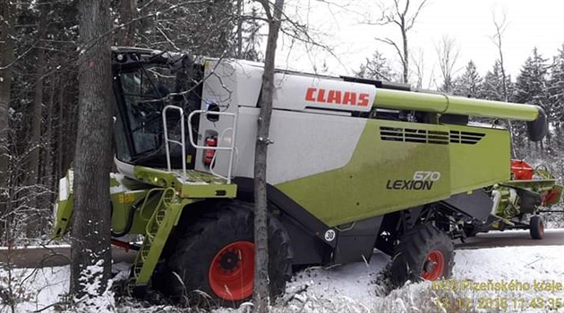 Hasii vyproovali u Losiné kombajn, který sjel do zasneného píkopu. (13....