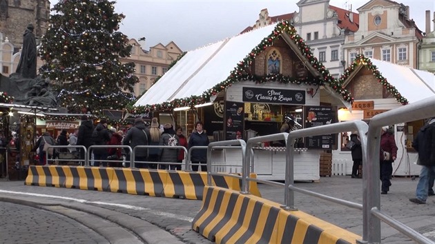 Okraj vánoních trh je obehnaný citybloky. (12. 12. 2018)