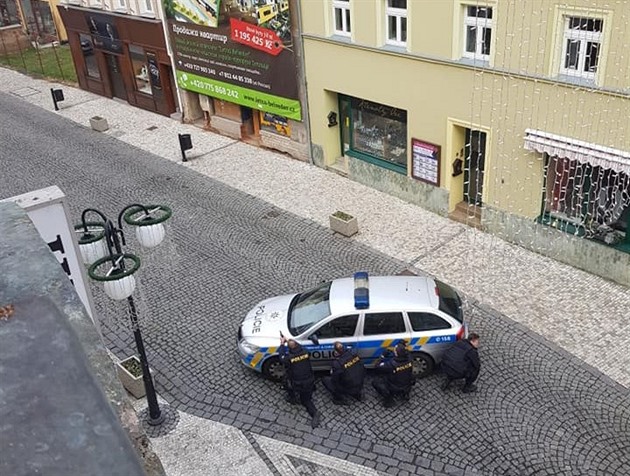 Policejní zásah ped klenotnictvím v Teplicích, odkud vak pachatelé staili...