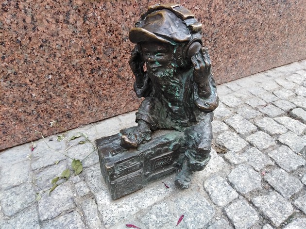 Na bronzový advent jsem se vydal do polského města Vratislav které je hodně spojené s českou historií a je to město trpaslíků kterých je ve městě přes 300. Je to moc pěkné město žijící vánocemi.