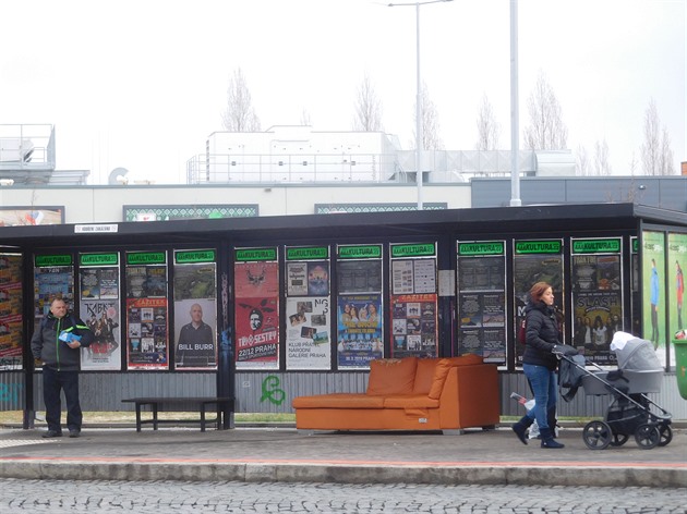 Rychlý předvánoční úklid nebo nové vybavení autobusových zastávek?