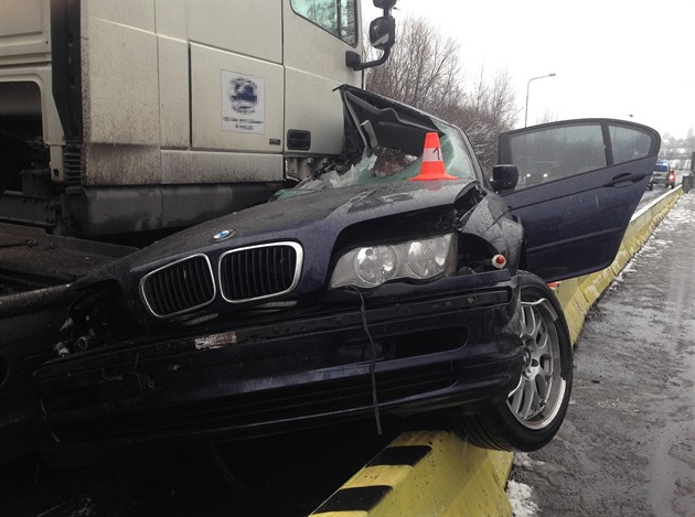 Náraz osobní auto serotoval, idi na míst zemel. (11. prosince 2018)