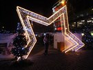 Hvězdná brána na Václavském náměstí slouží nejen jako vstup na vánoční trhy, ale jako zajímavé pozadí na fotografii. Hvězdná brána na Václavském náměstí slouží nejen jako vstup na vánoční trhy, ale jako zajímavé pozadí na fotografii.