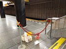 Do stanice metra Smíchovské nádraží prosakuje ze stropu voda.
Místo havárie je označené a jsou tam kbelíky chytají kapky vody. Nic moc bohužel v metru dost častý jev. Do stanice metra Smíchovské nádraží prosakuje ze stropu voda.
Místo havárie je označené a jsou tam kbelíky chytají kapky vody. Nic moc bohužel v metru dost častý jev.