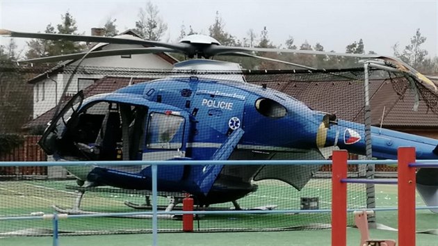 Ve Staré Huti u Dobříše havaroval záchranářský vrtulník, na místě jsou všechny... Ve Staré Huti u Dobříše havaroval záchranářský vrtulník, na místě jsou všechny...