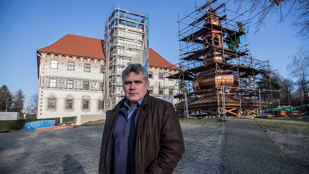 Starosta Nové Vsi nad Ondřejnicí Dalibor Dvořák stojí před rekonstruovaným... Starosta Nové Vsi nad Ondřejnicí Dalibor Dvořák stojí před rekonstruovaným...