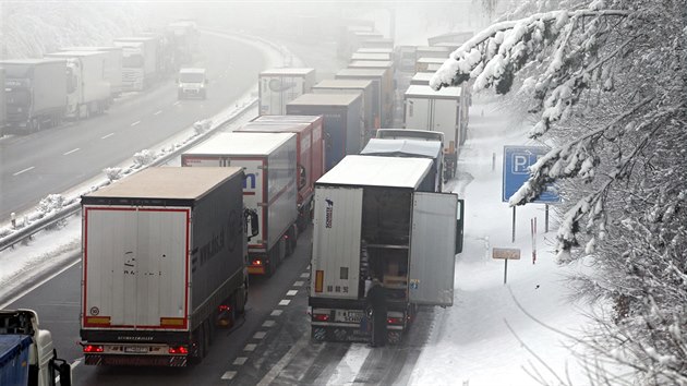Čerstvý sníh způsobil kolaps dopravy na 90. kilometru dálnice D1 u Humpolce.... Čerstvý sníh způsobil kolaps dopravy na 90. kilometru dálnice D1 u Humpolce....