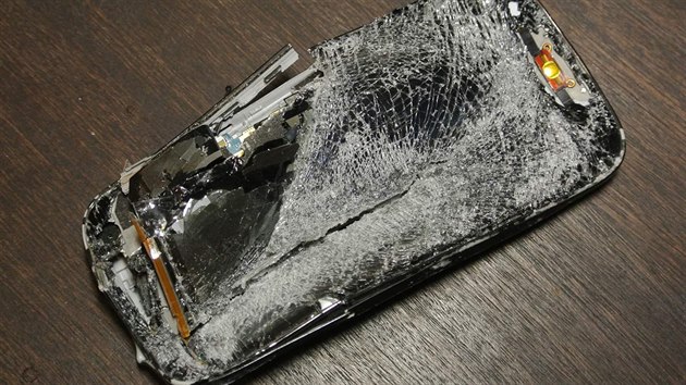 Rozbitý telefon ze soutěže Samsung A7 za rozbitý displej Rozbitý telefon ze soutěže Samsung A7 za rozbitý displej