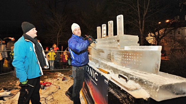 Sochař Marian Maršálek vytesal v Brně z ledu více než dvoumetrovou sochu... Sochař Marian Maršálek vytesal v Brně z ledu více než dvoumetrovou sochu...