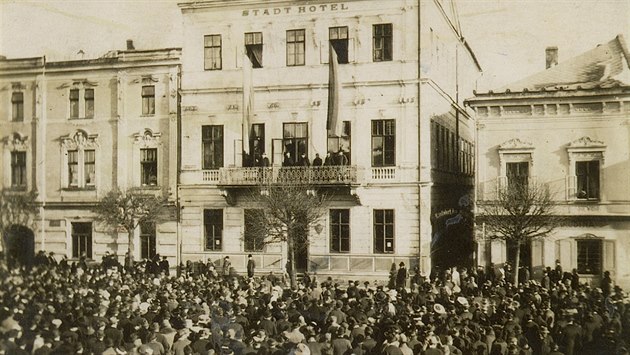 Historická fotografie zachycující listopadovou manifestaci na náměstí v... Historická fotografie zachycující listopadovou manifestaci na náměstí v...