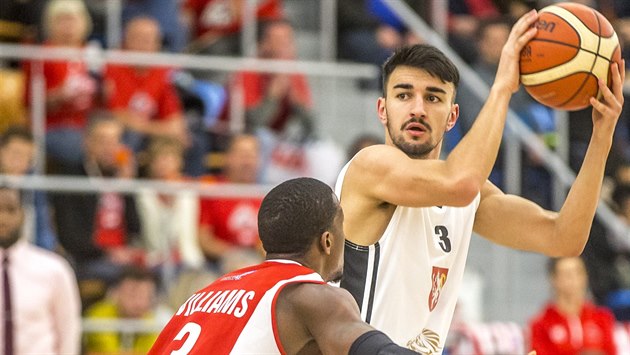 Marko Rikalo (vpravo) z Hradce Králové bráněný Richiem Williamsem z Pardubic. Marko Rikalo (vpravo) z Hradce Králové bráněný Richiem Williamsem z Pardubic.