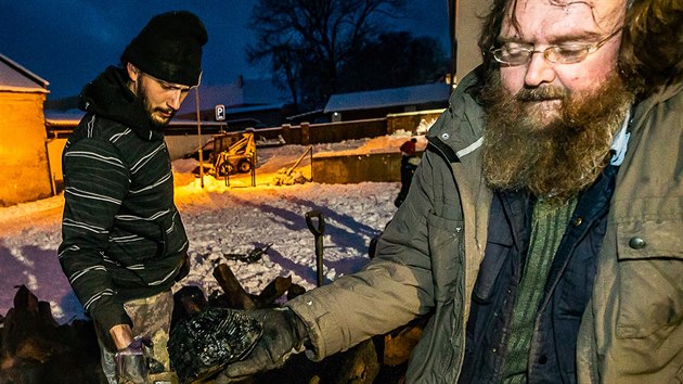 Archeolog Bohumír Dragoun ukazuje dřevěné uhlí, které se v milíři tvořilo tři... Archeolog Bohumír Dragoun ukazuje dřevěné uhlí, které se v milíři tvořilo tři...