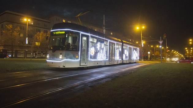 Lidé se mohou svézt vánoční tramvají. Po Plzni bude jezdit až do neděle 6.... Lidé se mohou svézt vánoční tramvají. Po Plzni bude jezdit až do neděle 6....