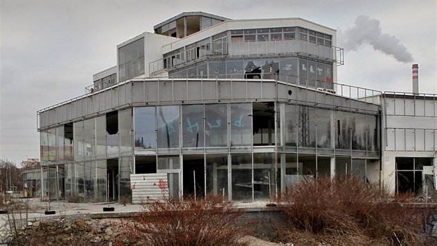 Největší černou stavbu v Plzni, dům podnikatele Davida Housera, obývají a... Největší černou stavbu v Plzni, dům podnikatele Davida Housera, obývají a...