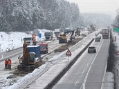 Silničáři a stavbaři se snaží zprovoznit všechny pruhy v kritickém úsek dálnice... Silničáři a stavbaři se snaží zprovoznit všechny pruhy v kritickém úsek dálnice...