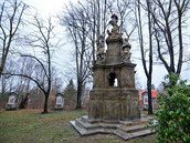 Mariánský sloup stojí v barokní zahradě u kostela Nalezení svatého Kříže. Mariánský sloup stojí v barokní zahradě u kostela Nalezení svatého Kříže.