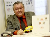 Předseda Klubu filatelistů Alfonse Muchy v Brně Zdeněk Okáč. Předseda Klubu filatelistů Alfonse Muchy v Brně Zdeněk Okáč.