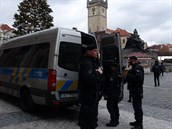 Policisté v adventním čase hlídkují na Staroměstském náměstí se samopaly (12.... Policisté v adventním čase hlídkují na Staroměstském náměstí se samopaly (12....