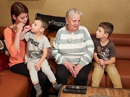 Šťastná rodinka v novém bytě. Kristýna s babičkou, se svým synem Xavierem a...