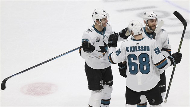 Luk Radilm, Barclay Goodrow a Melker Karlsson ze San Jose (zleva) oslavuj vstelen gl.