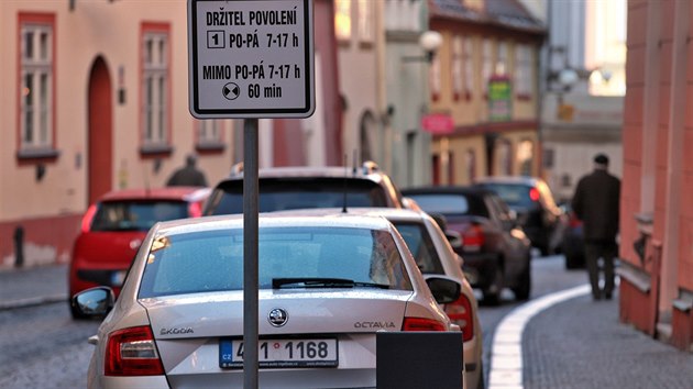 Systm parkovn v Chebu projde nktermi zmnami. Celoron parkovac karta vyjde ovem jen na stokorunu.