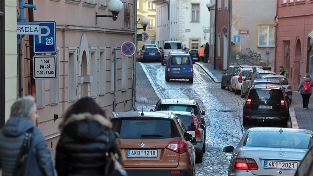 Systm parkovn v Chebu projde nktermi zmnami. Celoron parkovac karta vyjde ovem jen na stokorunu.