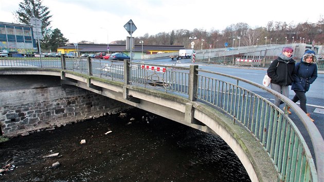 Koptv most na ertv ostrov v Karlovch Varech je jeden ze dvou most, jejich opravu bude v ptm roce msto financovat.