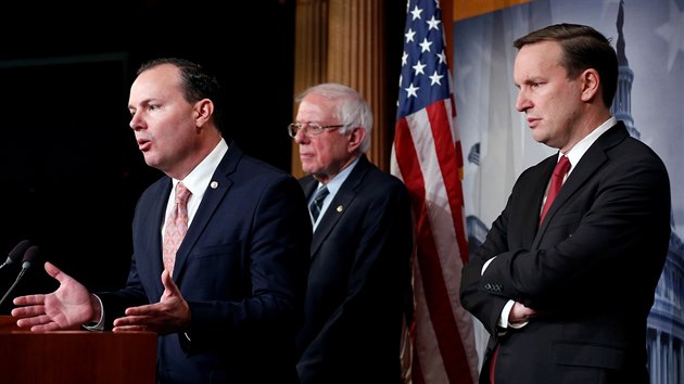 Republiknsk sentor Mike Lee pi projevu po hlasovn Sentu o sthnut podpory Saudsk Arbii v Jemenskm konfliktu. V pozad sentor Bernie Sanders (nalevo; nezvisl) a sentor Chris Murphy (demokrat)