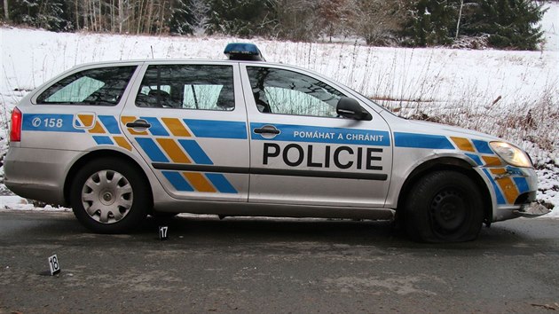 Policist na Nchodsku dopadli cizince, kter ujdl z Nmecka s kradenm autem (13. prosince 2018).