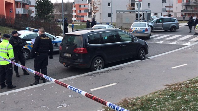 Ke dvou zrannm lidem v Praze- Hjch vyjdli v nedli odpoledne zchrani, na mst je mnoho policist (16. prosince 2018).