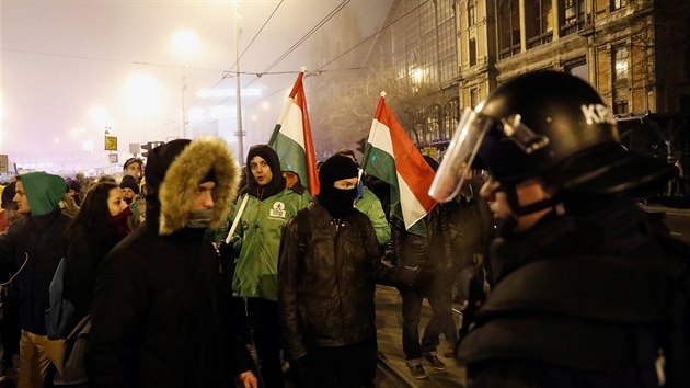 Demonstranti v Budapeti protestovali proti novele zkonku prce. (13. prosince 2018)