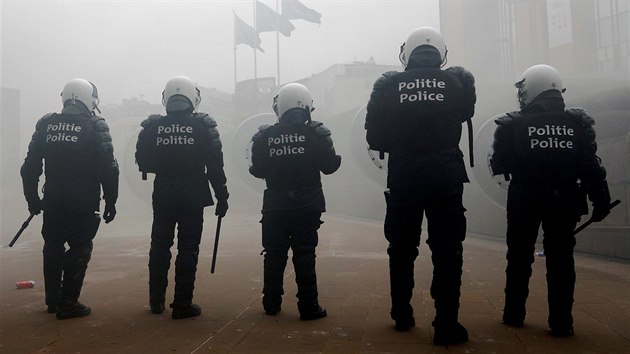 Policie pi demonstraci krajn pravicovch skupin proti migranmu paktu OSN v Bruselu nasadila proti vtrnkm slzn plyn a vodn dlo. (16. prosince 2018)
