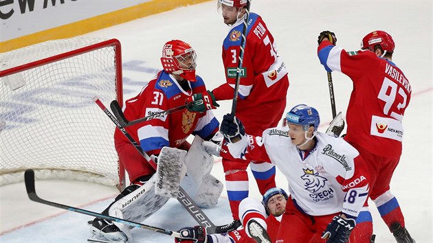esk hokejista Dominik Kubalk (uprosted) se raduje ze svho glu v utkn proti Rusku v rmci turnaje Channel One Cup.