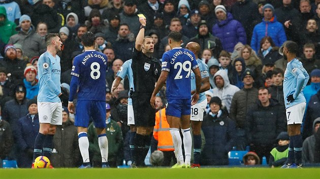 Hr Evertonu Dominic Calvert-Lewin (uprosted) dostv od rozhodho Craiga Pawsona lutou kartu bhem zpasu proti Manchesteru City.