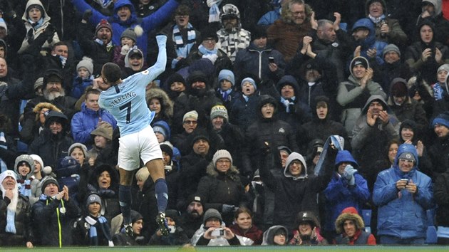 Raheem Sterling z Manchesteru City se raduje ze vstelenho glu se svmi fanouky v utkn proti Evertonu.