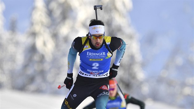 Francouz Martin Fourcade si jede pro vtzstv ve sthacm zvod v rakouskm Hochfilzenu.