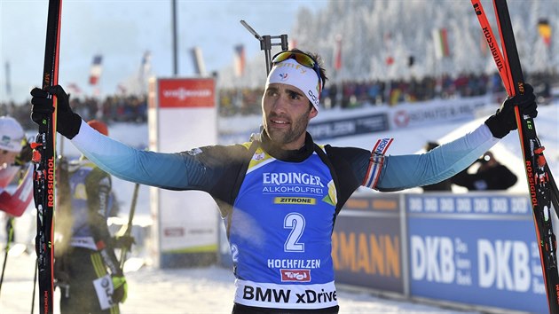 Francouz Martin Fourcade oslavuje sv vtzstv ve sthacm zvod v rakouskm Hochfilzenu.