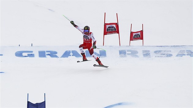 Rakuan Marcel Hirscher se vypodv s trat obho slalomu v Alta Badii.