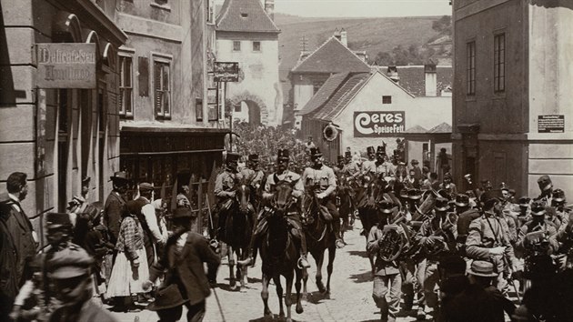 Vojensk manvry na snmku Josefa Wolfa z roku 1908