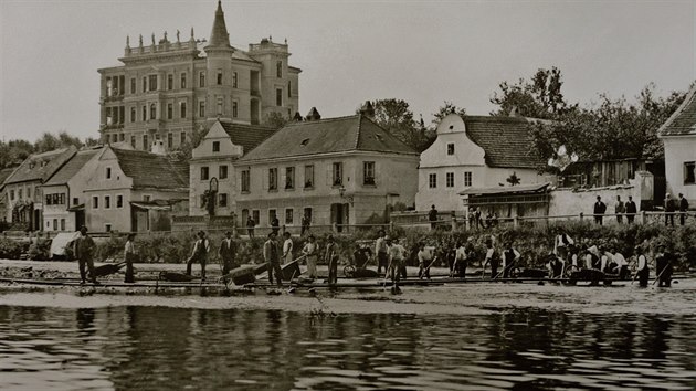 Dlnci pi regulaci behu Vltavy na Dolnm Pleivci. V pozad je Spirovsk palc. Foto Josef Wolf kolem roku 1900