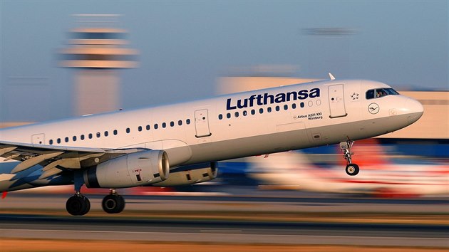 Německá letecká společnost Lufthansa do konce června vymění téměř celé představenstvo a jeden post v tomto rozhodčím orgánu zruší. Také finanční ředitel Remco Steenbergen plánuje odstoupit. Firma s překvapivým oznámením vystoupila ve čtvrtek večer. Od nového a zmenšeného týmu představenstva si společnost slibuje nové impulsy.