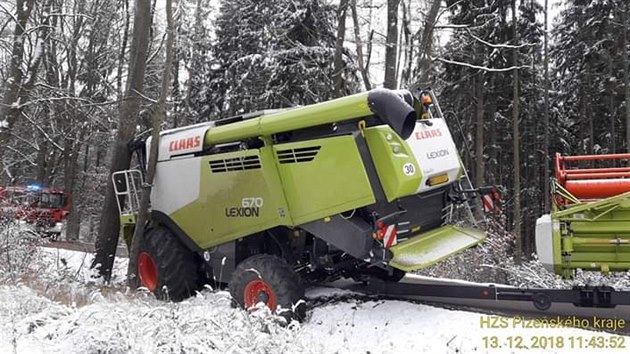 Hasii vyproovali u Losin kombajn, kter sjel do zasnenho pkopu. (13. prosince 2018)