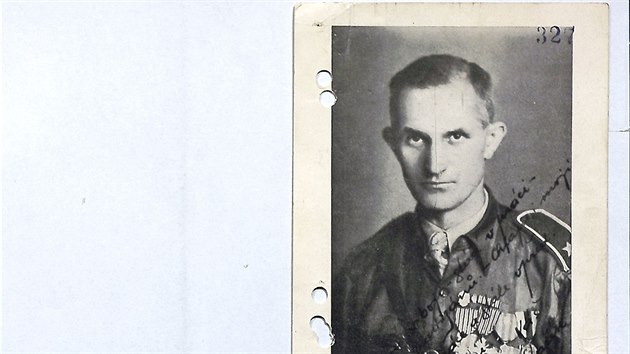 Povlen fotografie Josefa Vvry-Staka vpartyznsk uniform svlenmi ocennmi za protinacistick odboj